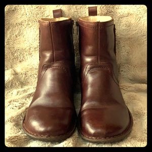 UGG Women's Brown Neevah Short Boots - Round Toe